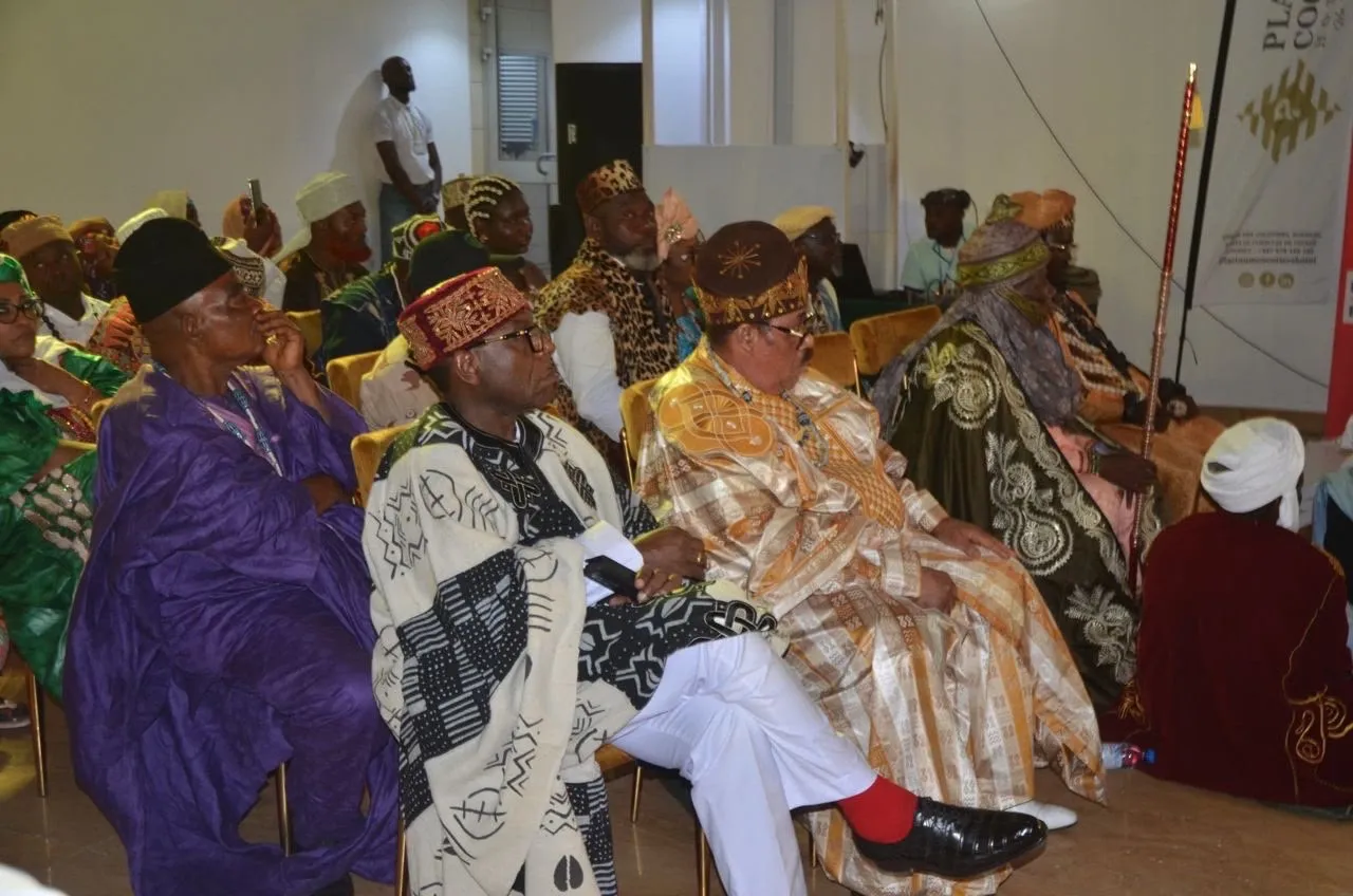 Chefs et notables en agbada assis au premier rang d’une assemblée